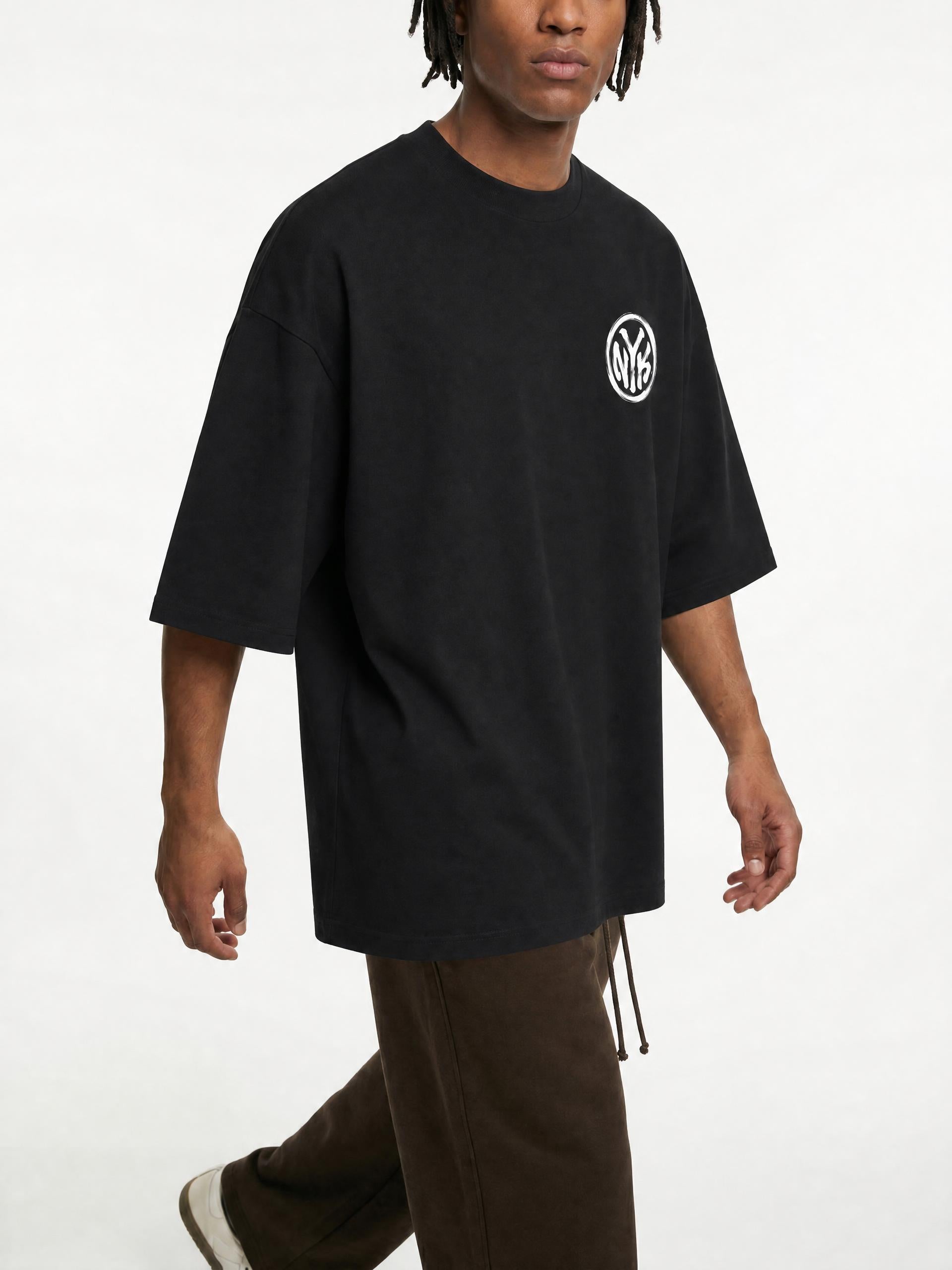 Camiseta DMD Diamond Alvarado oversized drop shoulder, modelo puesta